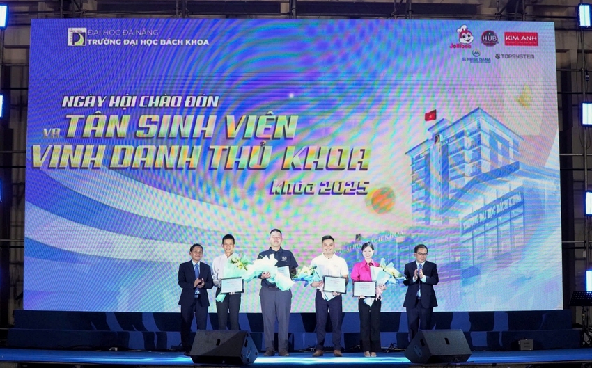 A group of people on a stage

AI-generated content may be incorrect.