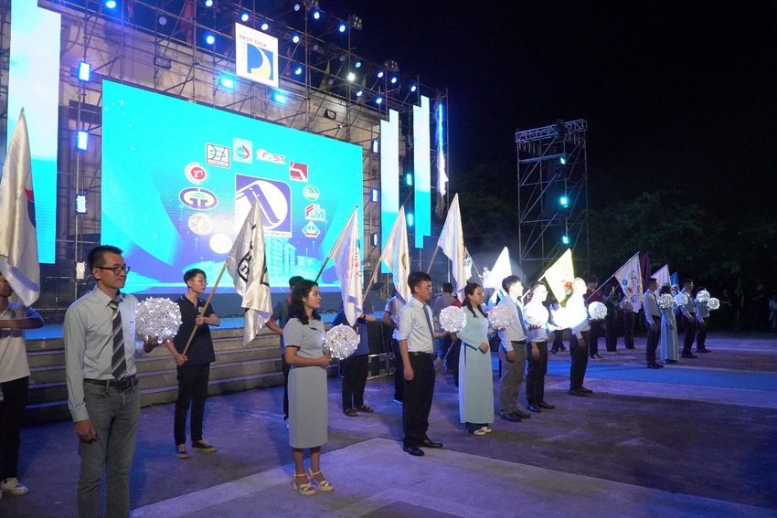 A group of people holding flags

AI-generated content may be incorrect.