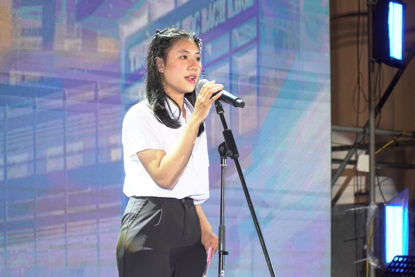 A person speaking into a microphone

AI-generated content may be incorrect.