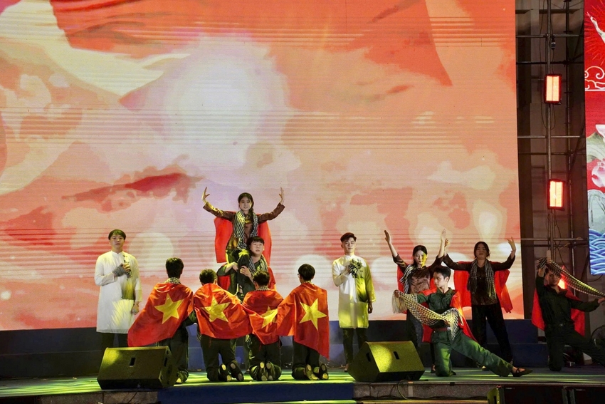 A group of people on a stage

AI-generated content may be incorrect.