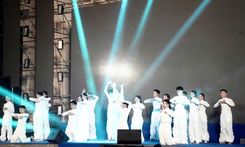 A group of people performing on stage

AI-generated content may be incorrect.