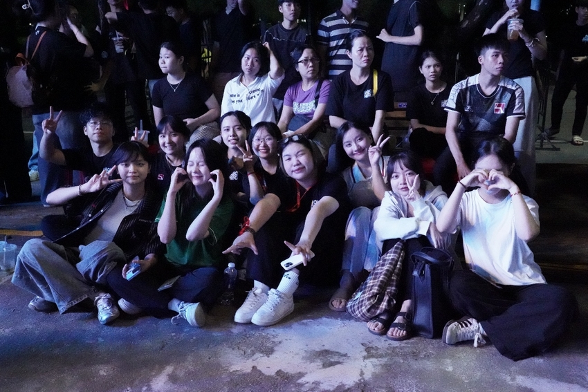 A group of people sitting on the ground

AI-generated content may be incorrect.