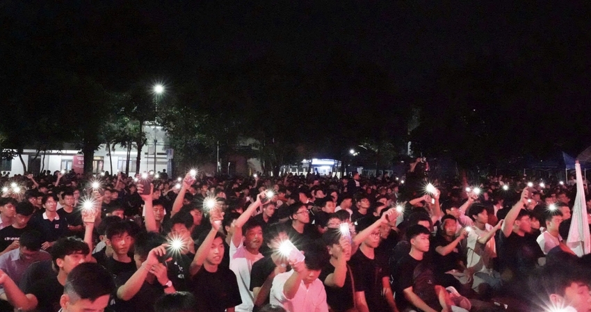 A group of people holding their hands up

AI-generated content may be incorrect.