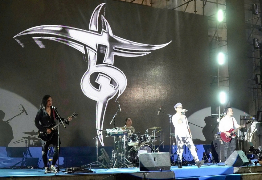 A group of people on a stage

AI-generated content may be incorrect.