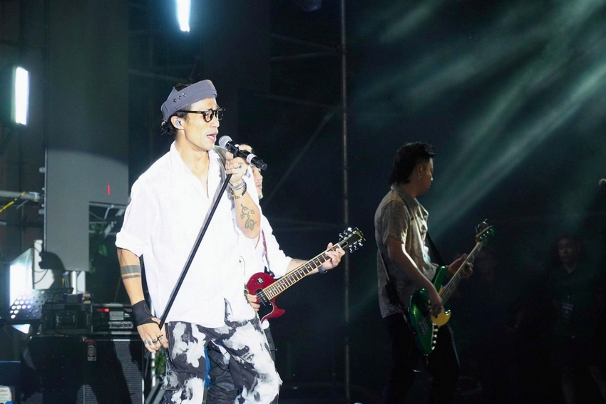 A group of men playing guitars

AI-generated content may be incorrect.