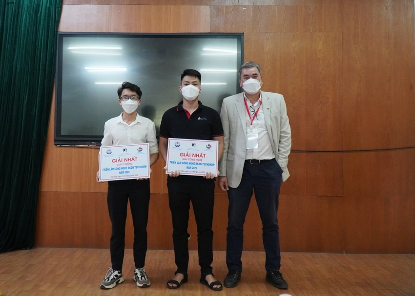 Ảnh có chứa sàn, trong nhà, đứng, người
Mô tả được tạo tự động