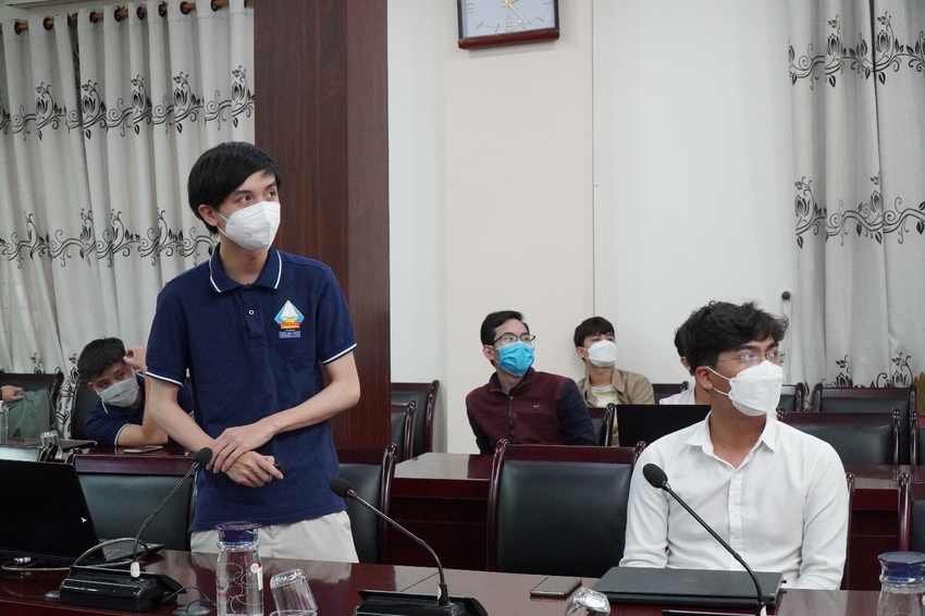 A group of people wearing masks
Description automatically generated with medium confidence
