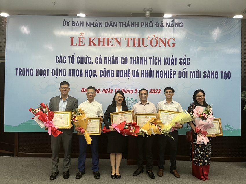 A group of people holding certificates
Description automatically generated