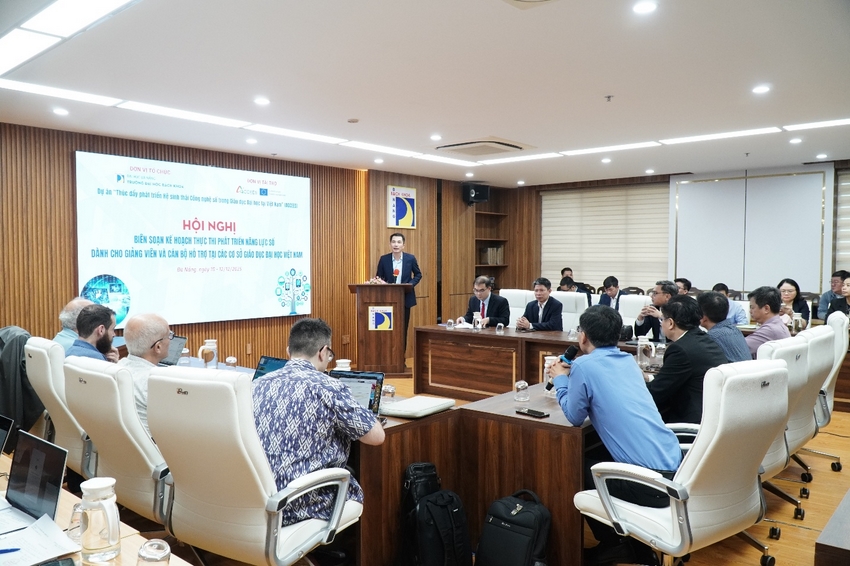 A person standing in front of a group of people sitting around a table
AI-generated content may be incorrect.