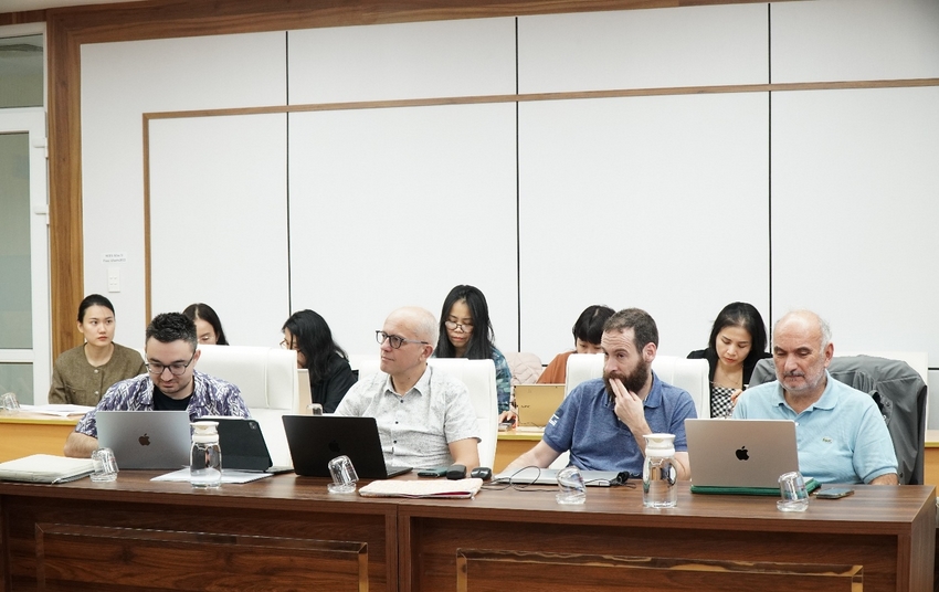 A group of people sitting at a table with laptops
AI-generated content may be incorrect.