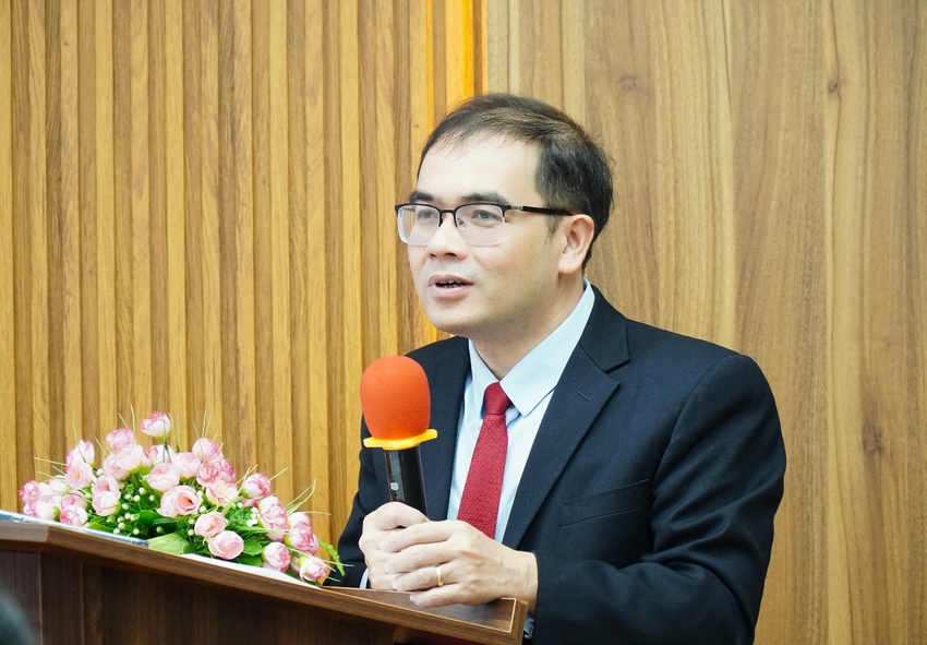 A person in a suit and tie speaking into a microphone
AI-generated content may be incorrect.