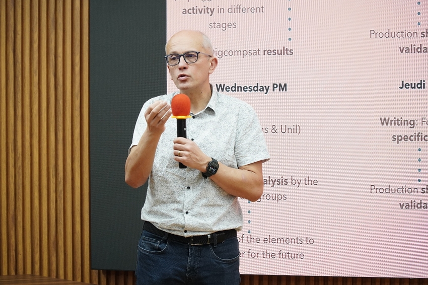 A person holding a microphone
AI-generated content may be incorrect.