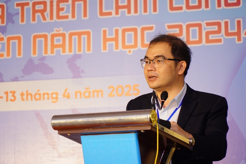 A person standing at a podium
AI-generated content may be incorrect.