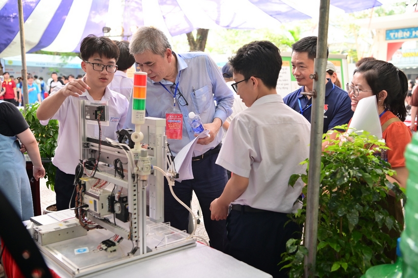 A group of people standing around a machine
AI-generated content may be incorrect.