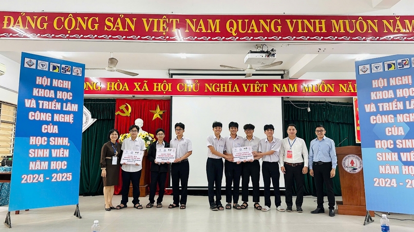 A group of people standing in a room with banners
AI-generated content may be incorrect.