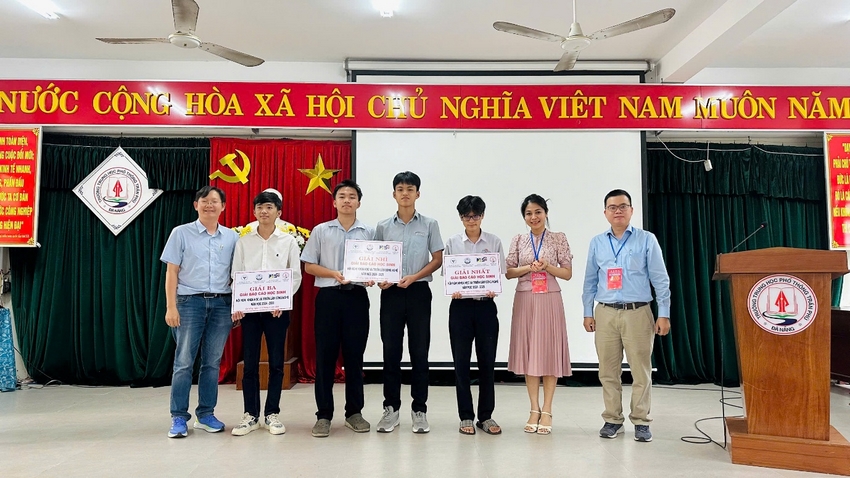 A group of people holding signs
AI-generated content may be incorrect.