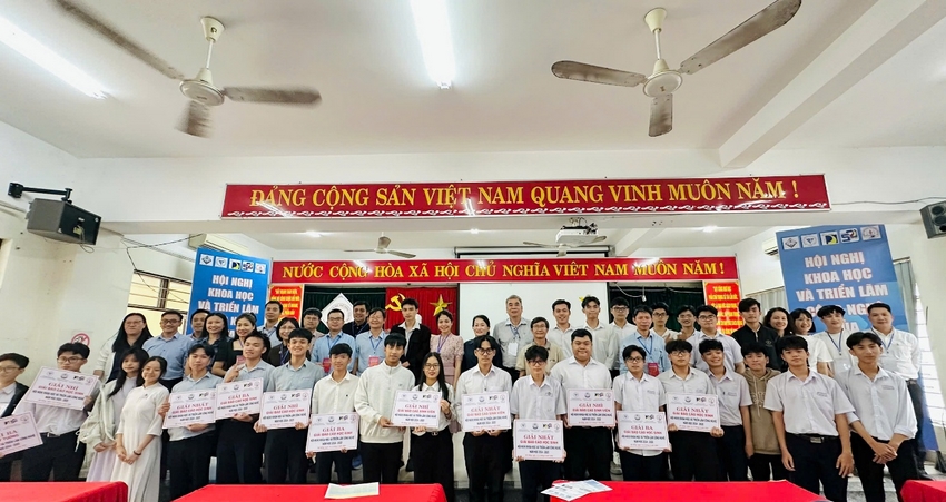 A group of people holding signs
AI-generated content may be incorrect.