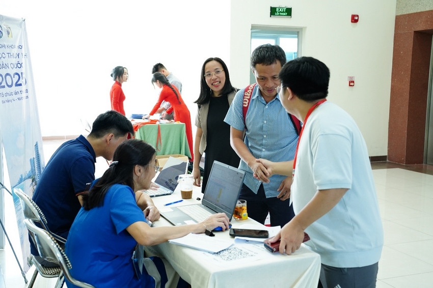 A group of people at a table

AI-generated content may be incorrect.