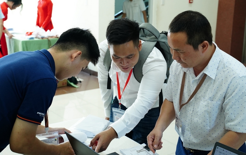 A group of men looking at a computer

AI-generated content may be incorrect.