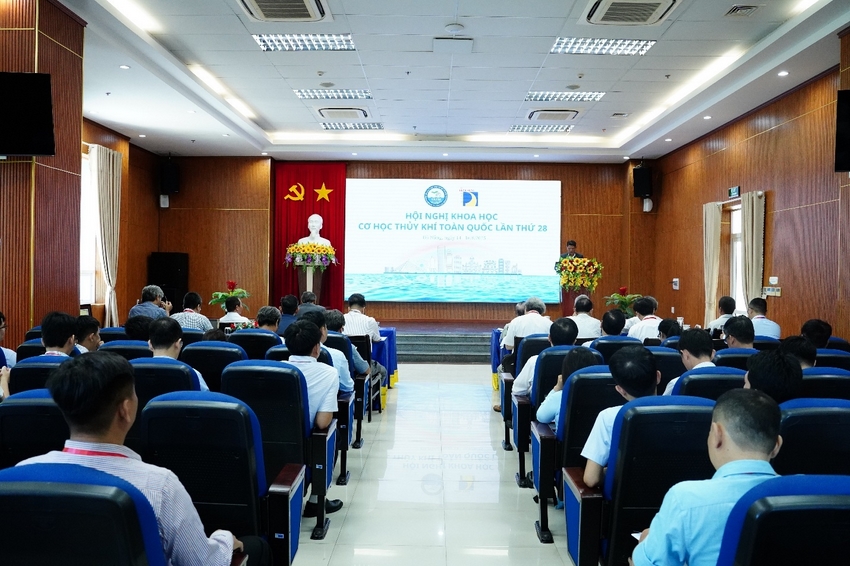 A group of people in a room

AI-generated content may be incorrect.