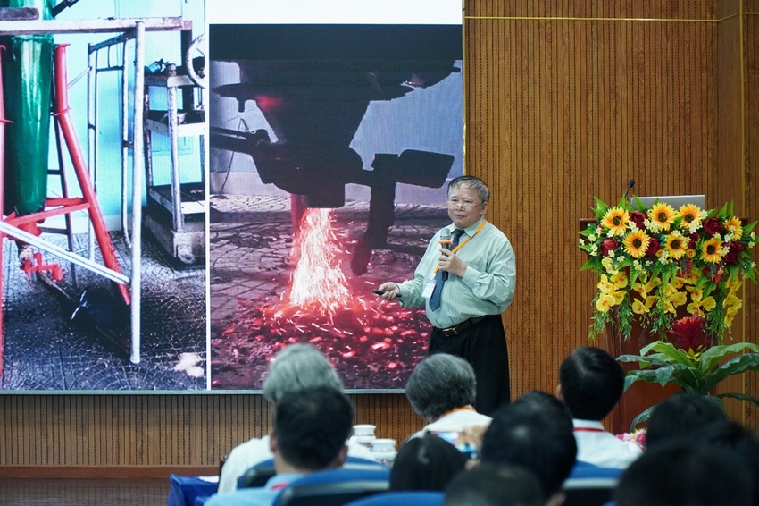 A person giving a presentation to a group of people

AI-generated content may be incorrect.