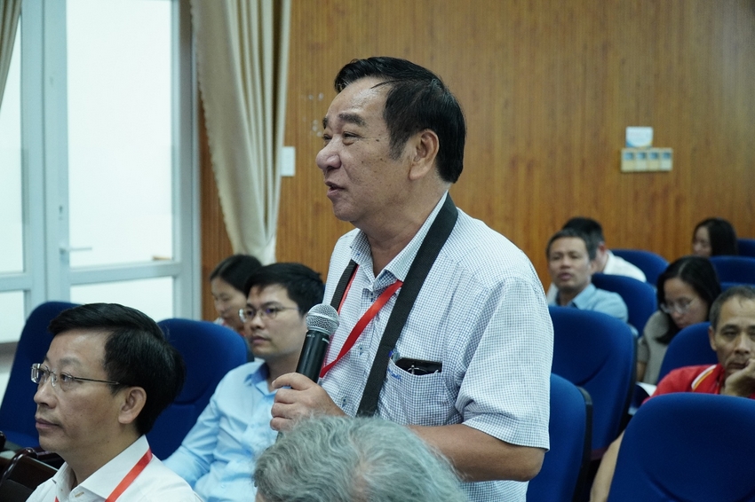 A person speaking into a microphone

AI-generated content may be incorrect.