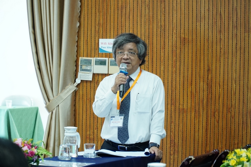 A person speaking into a microphone

AI-generated content may be incorrect.