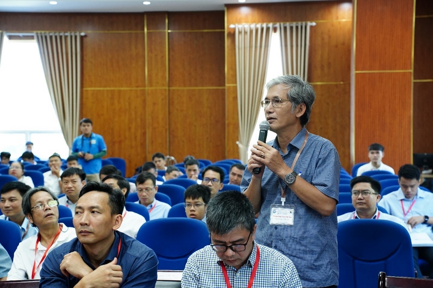 A person holding a microphone in front of a group of people

AI-generated content may be incorrect.