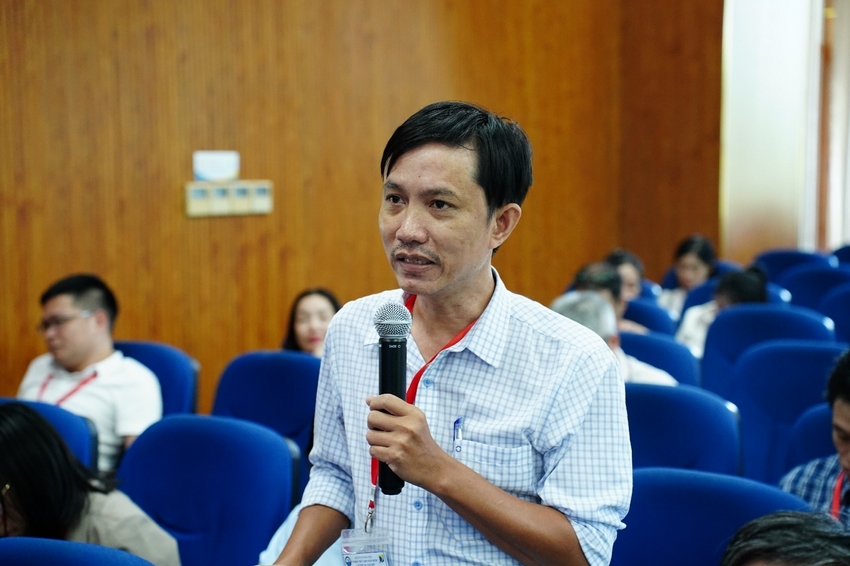 A person holding a microphone

AI-generated content may be incorrect.