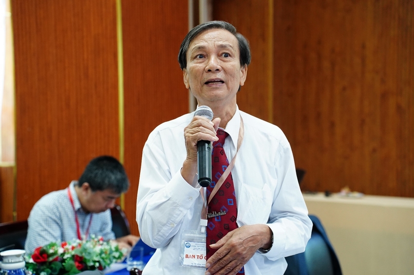 A person holding a microphone

AI-generated content may be incorrect.