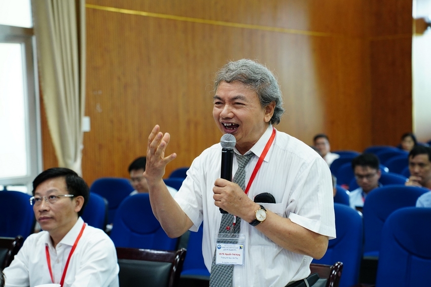 A person speaking into a microphone

AI-generated content may be incorrect.