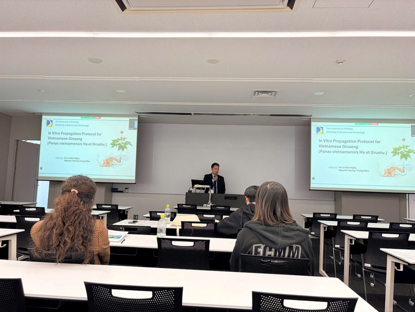 A person giving a presentation to a group of people

AI-generated content may be incorrect.