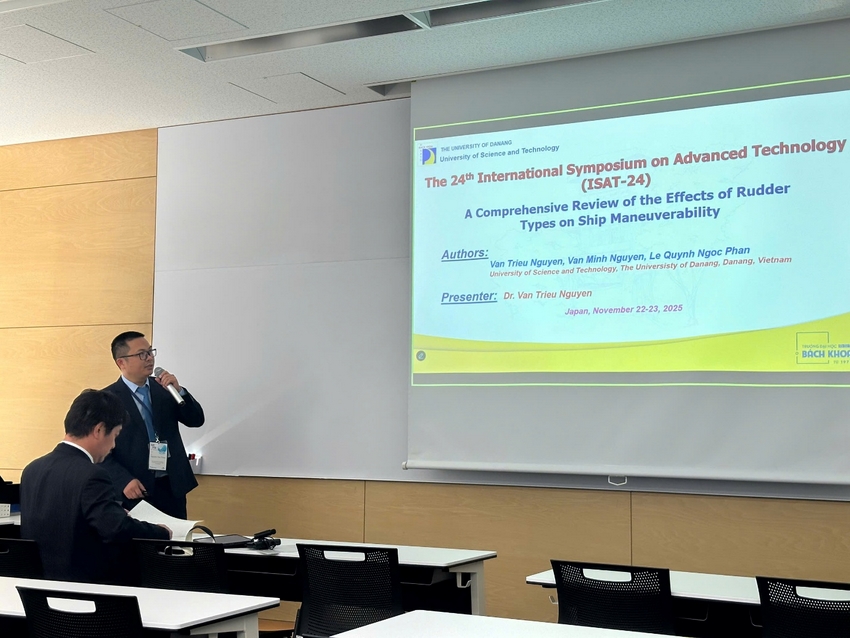 A person giving a presentation to a group of people

AI-generated content may be incorrect.