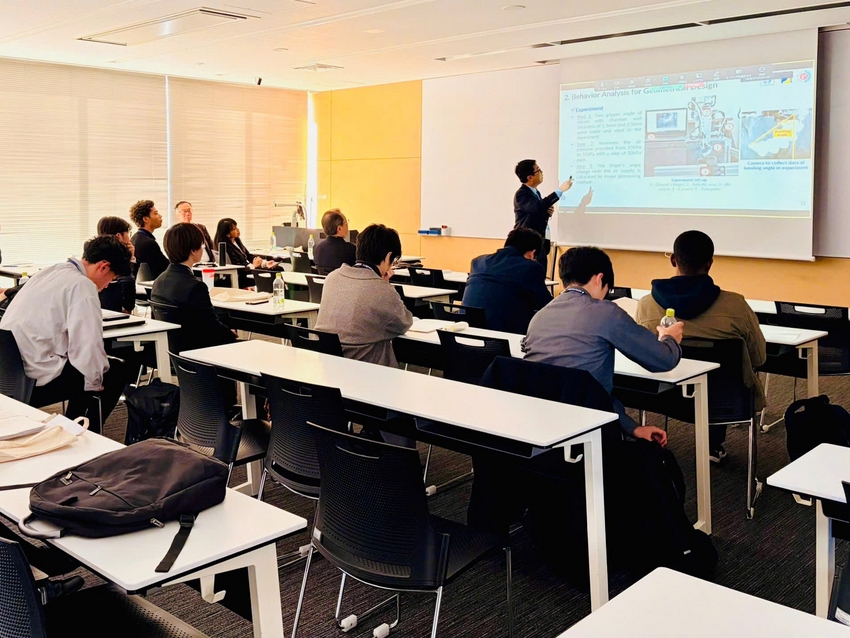 A group of people in a classroom

AI-generated content may be incorrect.