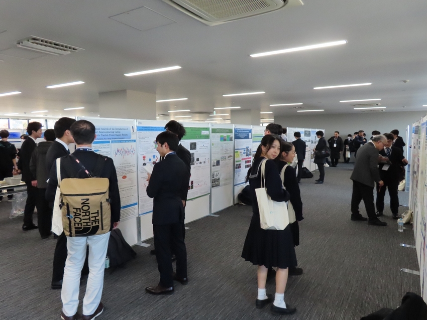 A group of people looking at a display

AI-generated content may be incorrect.