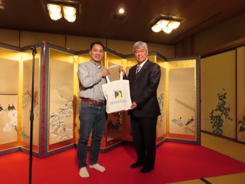 A person holding a bag

AI-generated content may be incorrect.