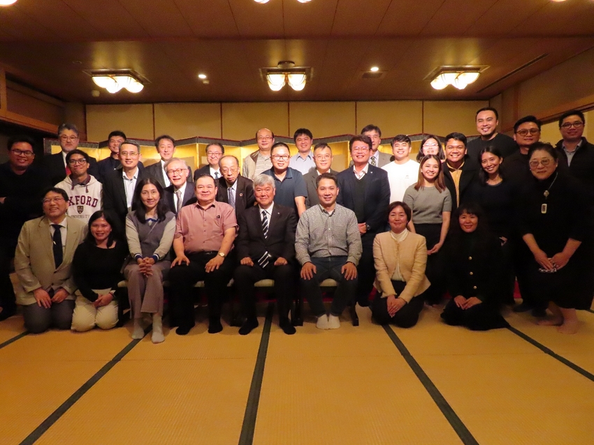 A group of people posing for a photo

AI-generated content may be incorrect.