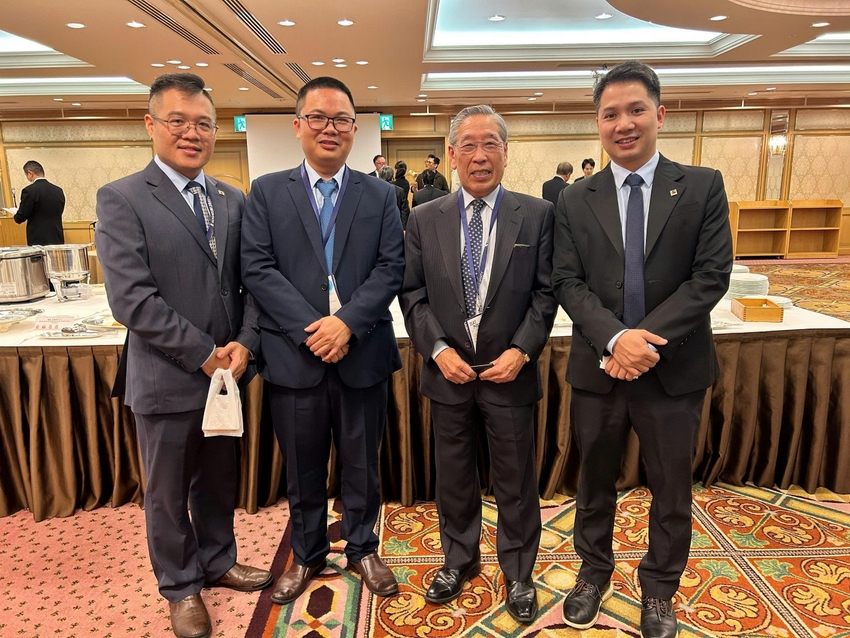 A group of men in suits

AI-generated content may be incorrect.