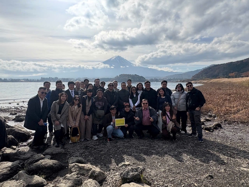 A group of people posing for a photo

AI-generated content may be incorrect.