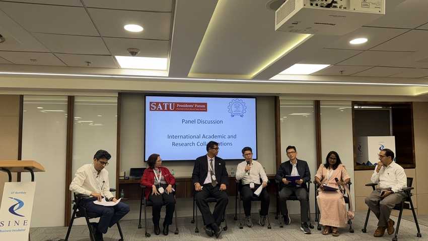 A group of people sitting in chairs

AI-generated content may be incorrect.