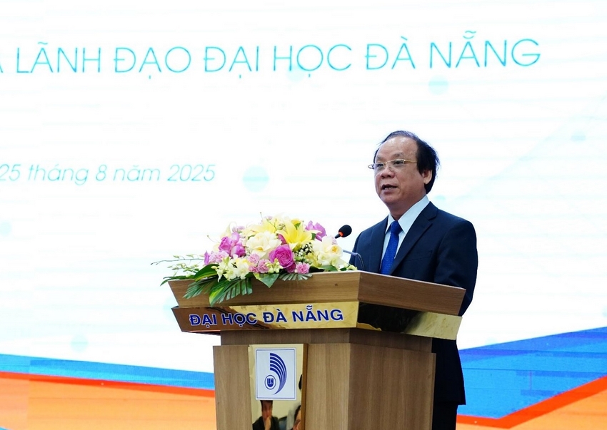 A person standing at a podium

AI-generated content may be incorrect.