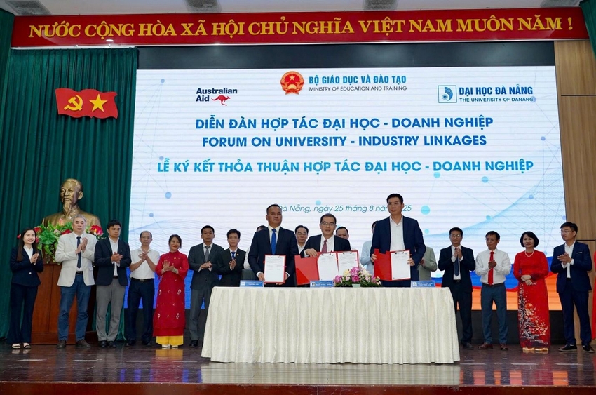 A group of people standing on a stage

AI-generated content may be incorrect.