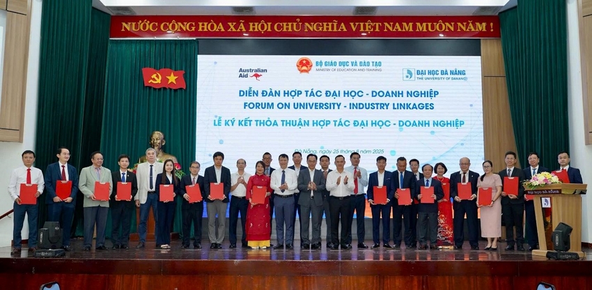 A group of people standing on a stage

AI-generated content may be incorrect.