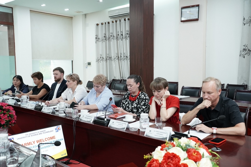 A group of people sitting at a table

AI-generated content may be incorrect.