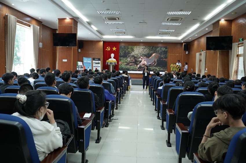 A group of people in a room

AI-generated content may be incorrect.