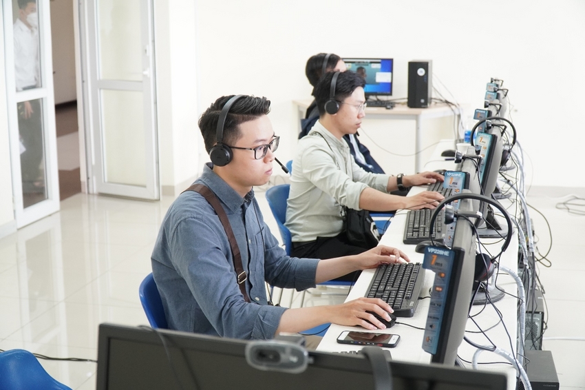 Two people using computers
Description automatically generated with low confidence