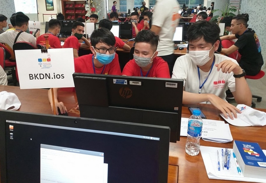 Ảnh có chứa văn bản, người, trong nhà, máy tính
Mô tả được tạo tự động