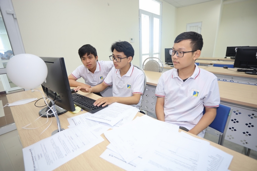 Ảnh có chứa văn bản, bàn, bàn làm việc
Mô tả được tạo tự động