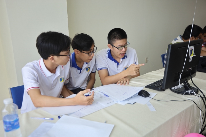 Ảnh có chứa văn bản, tường, máy tính xách tay, trong nhà
Mô tả được tạo tự động