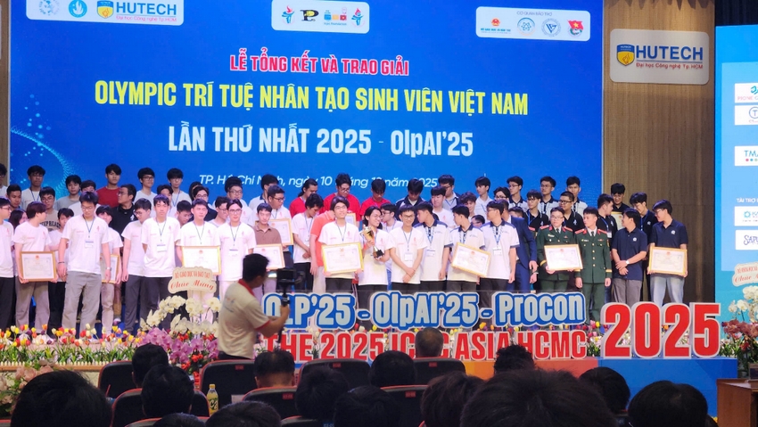 A group of people on a stage

AI-generated content may be incorrect.